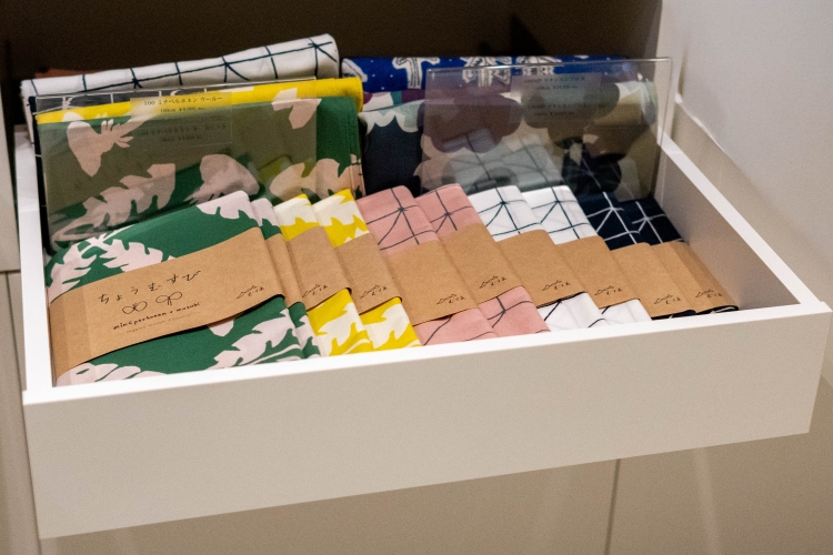 「むす美」の商品で紙帯で巻いているものは、その裏面には使い方が記載されている