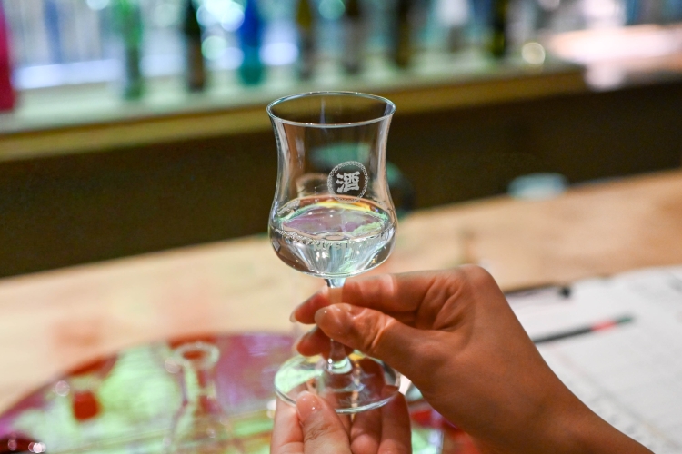 ブレンドを終え完成した一杯は、その場でゆっくり味わえる