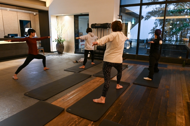 ゆっくりと体を目覚めさせていく動きが中心なので、初めての方でも無理なく参加可能