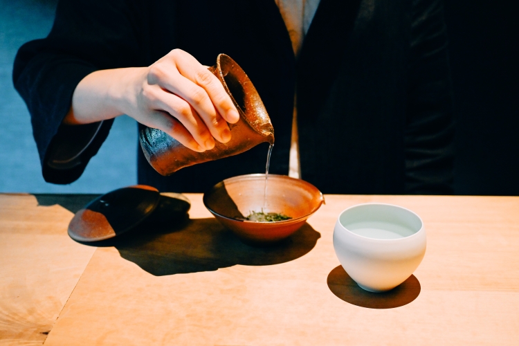 目の前でお茶を淹れる煎務の様子