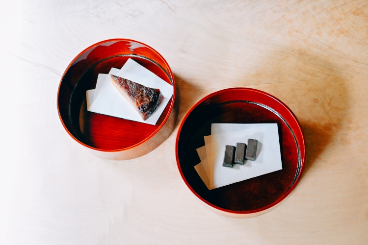 ヴィーガン・タルトタタン（左）と、オーガニックカカオ（右）