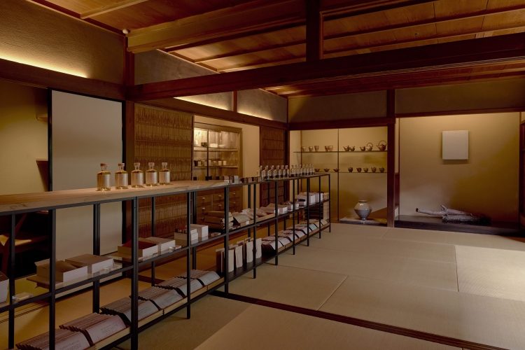 ショップでは急須や湯冷ましなどの茶器を購入することができる　photograph by Yusuke Nishibe