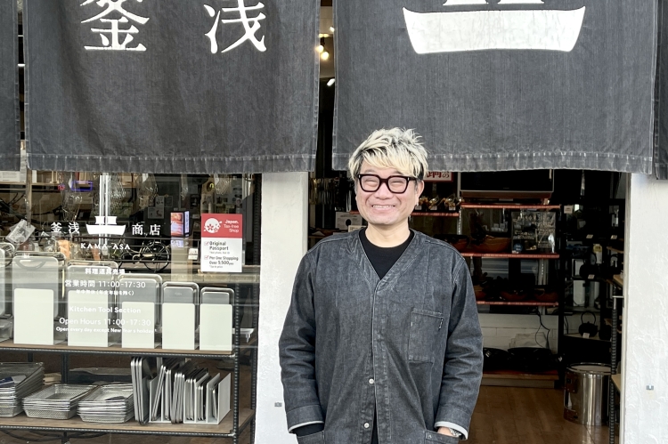 「釜浅商店」の4代目、熊澤代表。老舗の暖簾を守りつつ、次代へ向けた改革を推し進める
