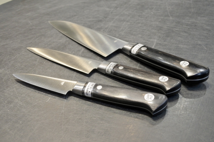 「釜浅商店」オリジナルの包丁。柄の形状など細部までこだわってデザインされている