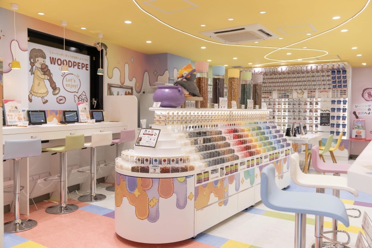 船をモチーフにした大きな棚に60種類以上のシーリングワックスが揃う