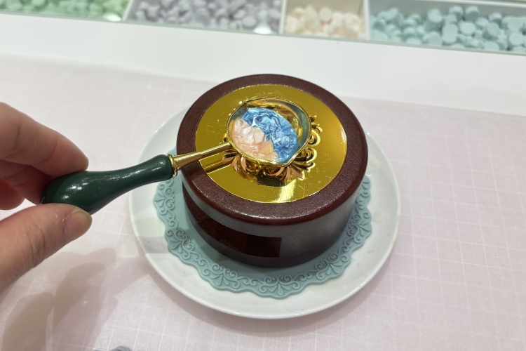 ドリンクを片手にゆっくりと制作体験ができる 