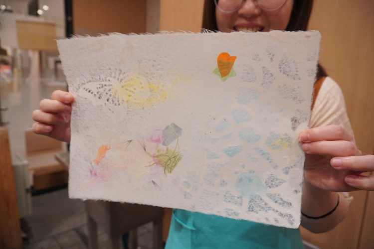 パーツを添えてつくられたデザイン和紙